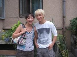     Hankyung-with-his-aunt-1