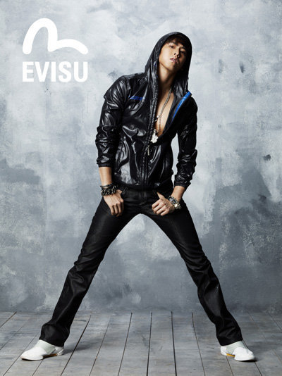Yunho يتم إختياره عارض لإعلانات Evisu’s 2010 للمره الثانيه 23jqev